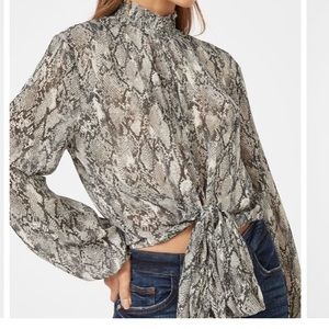 NWT Snakeskin Tie front top 🐍